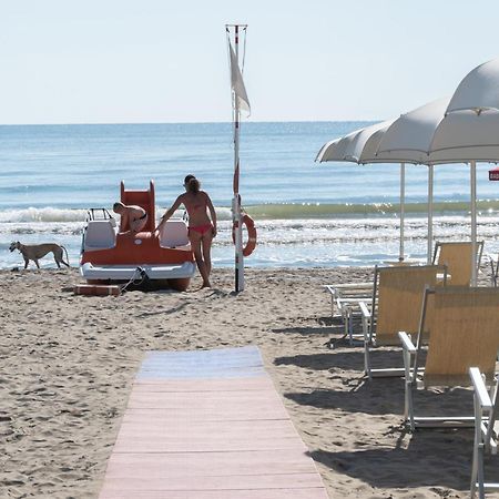 Hotel Baltic Alba Adriatica Bagian luar foto